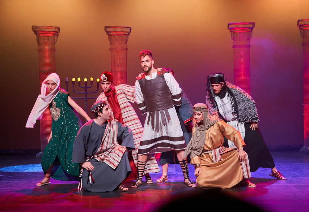 El reparto de La Noche del 24 en una escena del musical